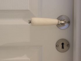 Poignée de porte Porcelaine DUO - BEIGE/Acier Satiné + rosace CLE L